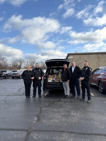 A National Flight Services uniu forças com o Departamento de Polícia de Ottawa Hills para a campanha No-Shave November (Novembro sem barba) para coletar itens alimentícios...